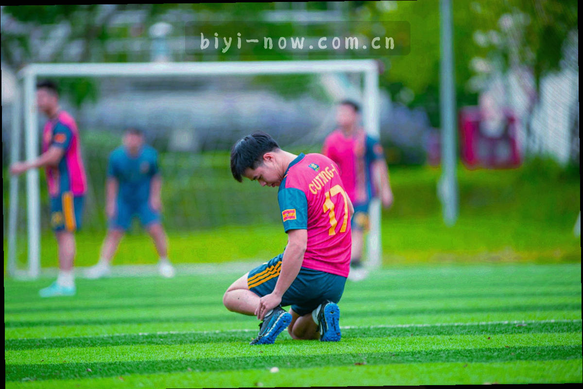 荧光青数据网格与赛道橙轮次线交织，呈现专题比较的结构层次
